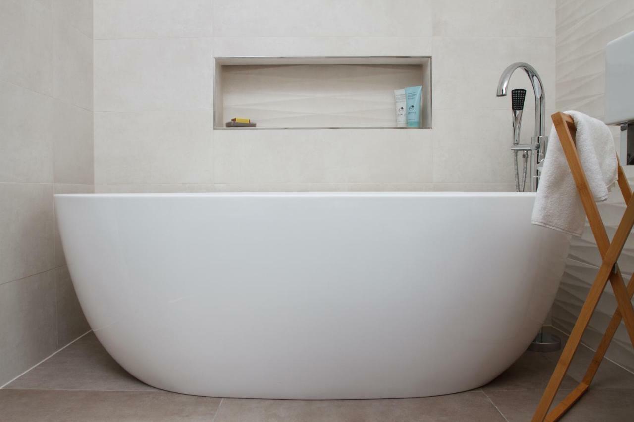 Luxury Poolside Villa Slatine Esterno foto