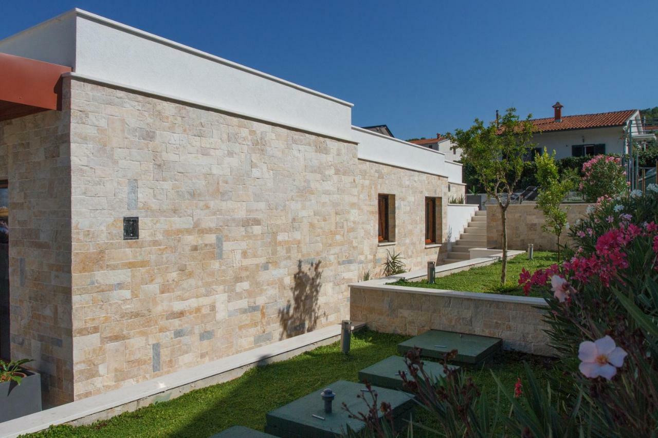 Luxury Poolside Villa Slatine Esterno foto