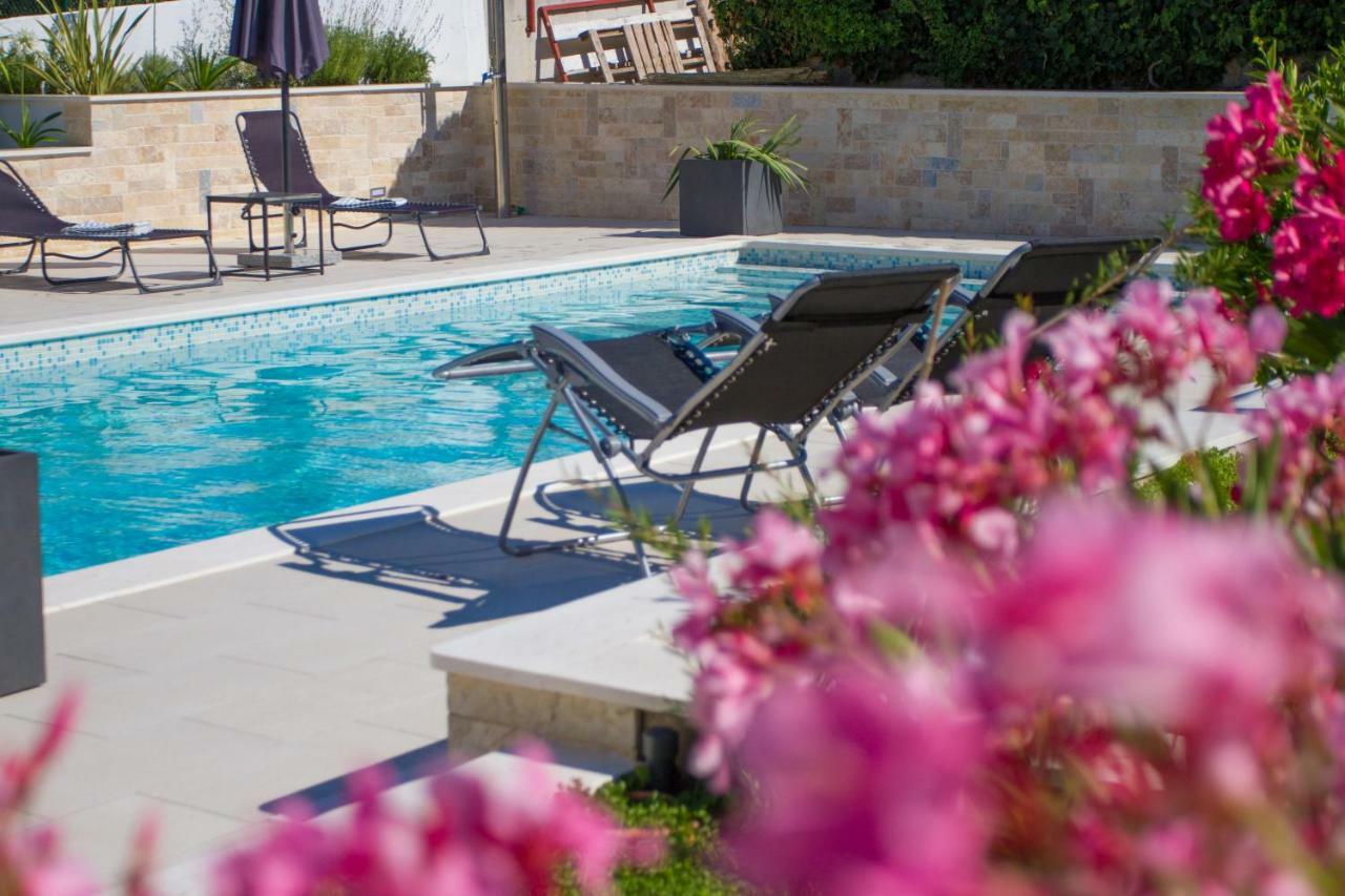 Luxury Poolside Villa Slatine Esterno foto
