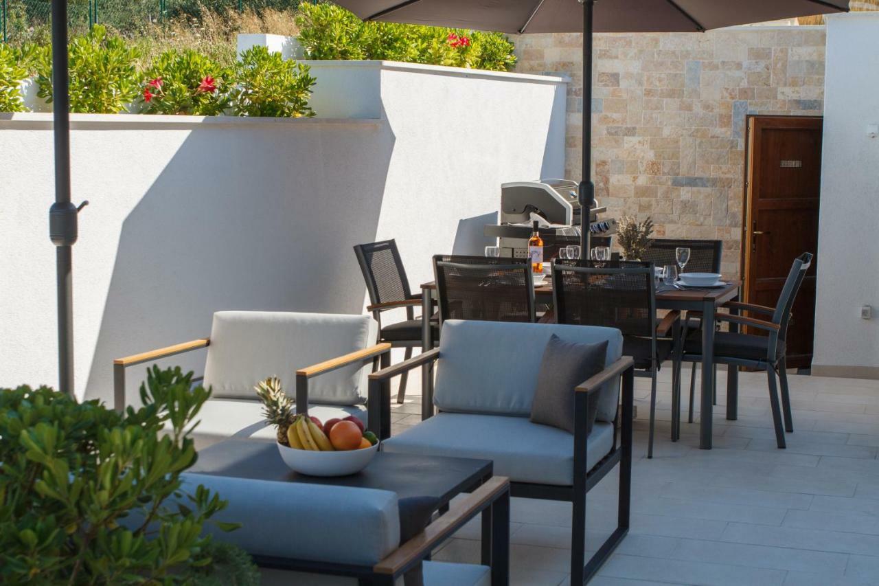 Luxury Poolside Villa Slatine Esterno foto